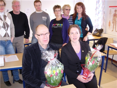 Lena Lahti, längst fram med blommor.