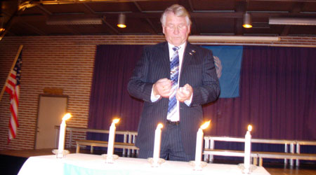 Rolf Pelli tänder ljus för våra fem världsdelar och Världens Barn.