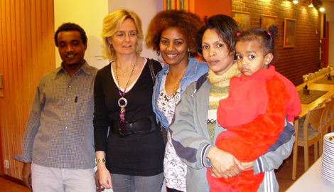 Läraren i svenska Marja. Sahra och Kladra med dotter. Flyktingar från Eritrea