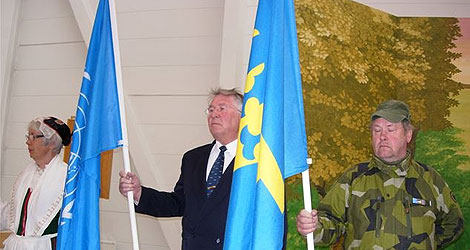 Rolf Pelli Mörk (kostym) i fanvakten.