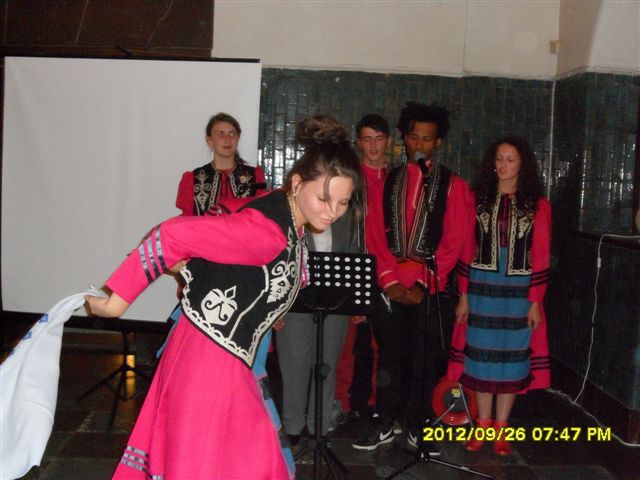 Moldaviska Anna visar en Moldavisk dans