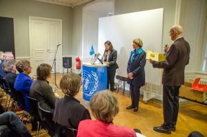 Fredspriset tilldelads tillika läkaren Inger Sjöberg för hennes trofasta arbete i Amnestys läkargrupp. Mona Strindberg läser motiveringen.