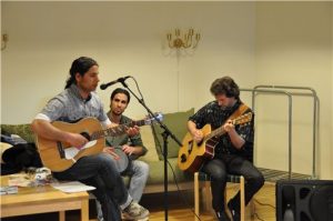 Musik och sång av Habib, Ali och Calle.