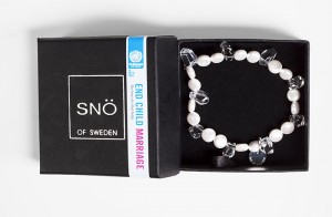Ett armband från märket Snö där en del av intäkten går till Svenska FN-förbundets arbete för att stoppa barnäktenska