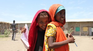 Två flickor skrattar i Etiopien