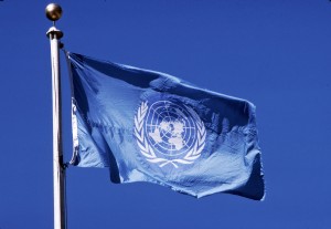 En FN-flagga vajar i vinden