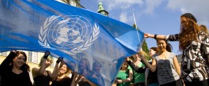 Ungdomar håller upp en FN-flagga