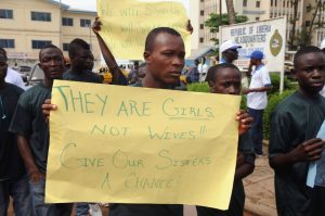 Män demonstrerar mot barnäktenska i Liberia. Foto: UN Photo/Emmanuel Tobey.jpg