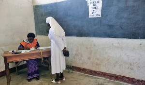 En kvinna röstar i ett tidigare val i Bunia, Demokratiska Republiken Kongo. Foto: UN Photos