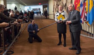 Antonio Guterres och Margot Wallström pratar med journalister efter ett möte med säkerhetsrådet 2017. Foto: UN Photo