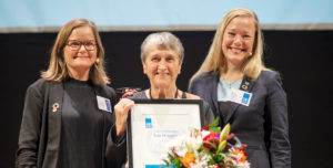 Gillian Nilsson utsågs till Årets FN-supporter 2018. Här tillsammans med Svenska FN-förbundets generalsekreterare Petra Hallebrant och ordförande Annelie Börjesson.