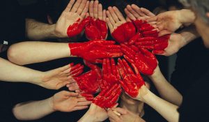 Bild på händer och ett rött hjärta. Foto: Tim Marshall