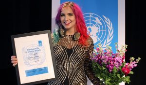 Linnéa tar emot MR-priset 2017