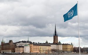 FN-flaggan vajar i Stockholm