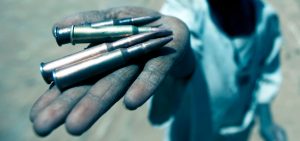 Pojke håller ammunition. Foto: UN Photo
