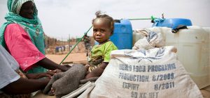 Barn bredvid matpaket från WFP