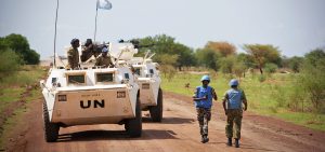 Fredsbevarande styrkor patrullerar i Sudan
