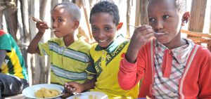 Pojkar får skolmat i Etopien