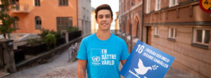 Elias, ungdomssekreterare, och en skylt för globala målen