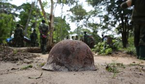En rostig hjälm ligger på marken i DR Kongo. Foto: UN Photo/Abel Kavanagh