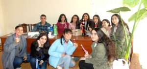 Nairi träffar lokala ungdomar i Armenien