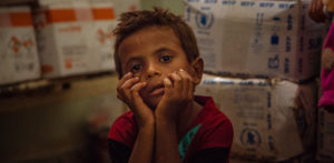 Bild på ett barn från fotoutställningen Faces of hunger and conflict