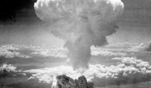 Atombomben över Nagasaki resulterar i ett svampformat moln som sträcker sig över 18 km upp i luften. Foto: Wikimedia Commons
