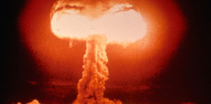 Atombomb exploderar. Foto: FEMA New/Wikimedia Commons