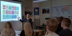 Marita Jansson under en lektion på Voxnadalens gymnasium.