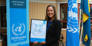 Maria Glawe står med diplom efter att ha prisats för årets FN-lärare 2019 under SweMUN