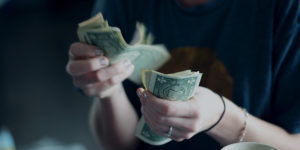 Händer som räknar pengar. Foto: McCutcheon/Unsplash