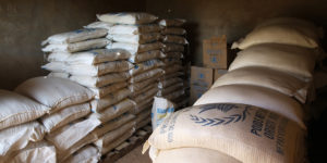 Säckar med mat från FN:s livsmedelsprogram. Foto: UN Photo/WFP/Phil Behan