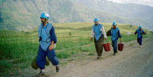 Personal från Unops går på en väg i norra Irak. Bild från 1998. Foto: UN Photo/Eric Falt