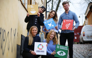 ungdomar håller globala målen-skyltar