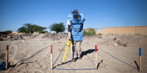Peronal från UNMAS undersöker minerad mark i Mali. Foto: UN Photo/Marco Dormino
