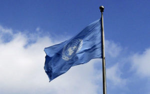 FN-flagga i vinden