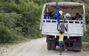 UN photo peacekeeper hjälper flicka i Haiti