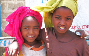 Zemzem och Saliat från Etiopien som nås av projekt Skolmat. Bild från WFP