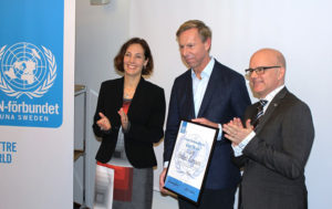 Anders Kompass tar emot utmärkelsen Årets FN-vän av FN-förbundets generalsekreterare Linda Nordin och ordförande Aleksander Gabelic.