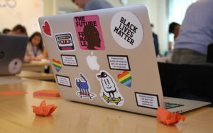 En dator med stickers