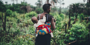 Kvinna och barn i Sierra Leone. Foto: Annie Spratt/Unsplash