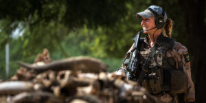 Svensk kvinna som ingår i fredsbevarande styrkor i Mali