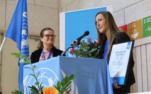 Årets FN-lärare Maria Glawe uppe i talarstolen med generalsekreterare Petra Hallebrant