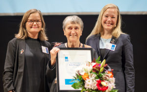 Årets FN-supporter Gillian tillsammans med generalsekreterare Petra Hallebrant (vänster) och ordförande Annelie Börjesson (höger)