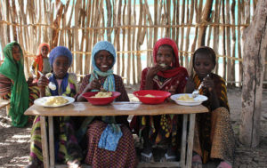 Fyra flickor äter skolmat