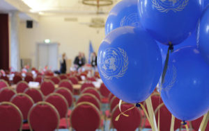 FN-ballonger framför en sal med stolar