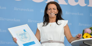 Katarina Wennstam tar emot pris på Järvaveckan.