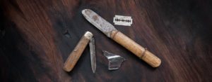 Vassa föremål som typiskt används vid könsstympning.