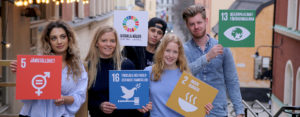 Unga ambassadörer håller upp skyltar för globala målen