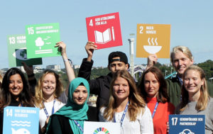Unga ambassadörer för de globala målen håller upp skyltar
